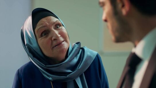 Afet no quiere a Canfeza en su casa: "Mi hijo Mehmet está bajo tierra y aún quieres casarte con ella"