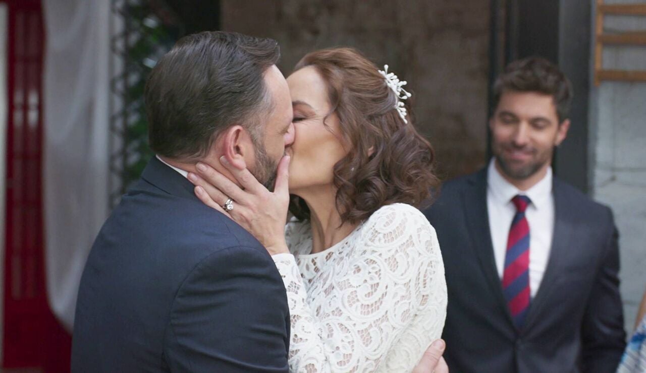 Lamberto y Silvia cumplen su sue&ntilde;o y se casan rodeados de todos sus hijos 