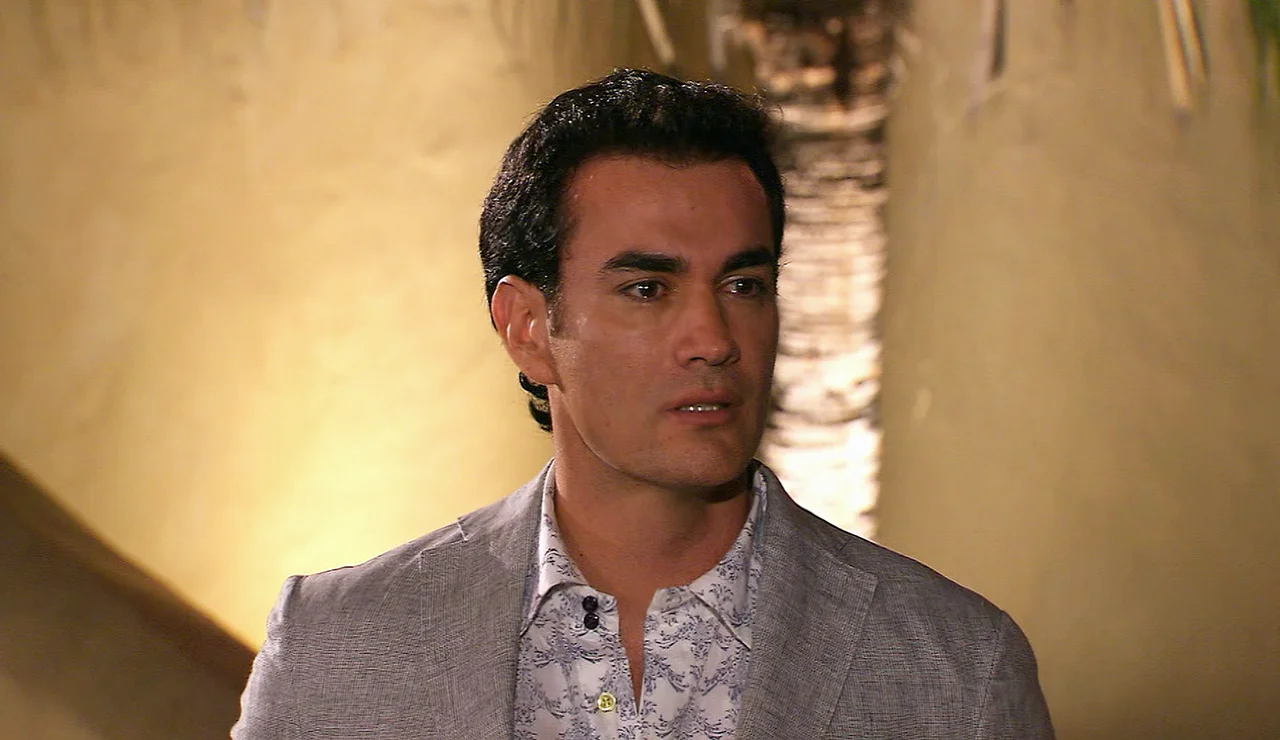 Damián regresa y se encuentra con Elisa