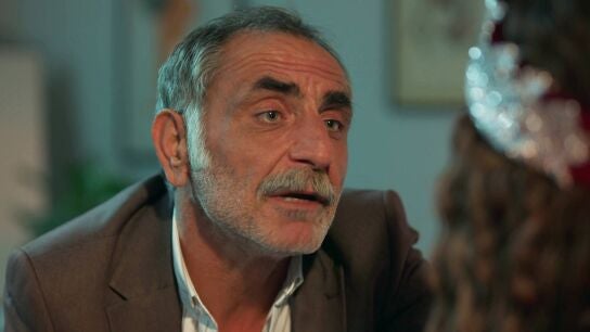 Kürşat regresa para impedir que Canfeza se case oficialmente con Mahir 