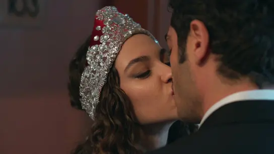 El primer beso de Canfeza y Mahir antes de que todo se tuerza El primer beso de Canfeza y Mahir antes de que todo se tuerza