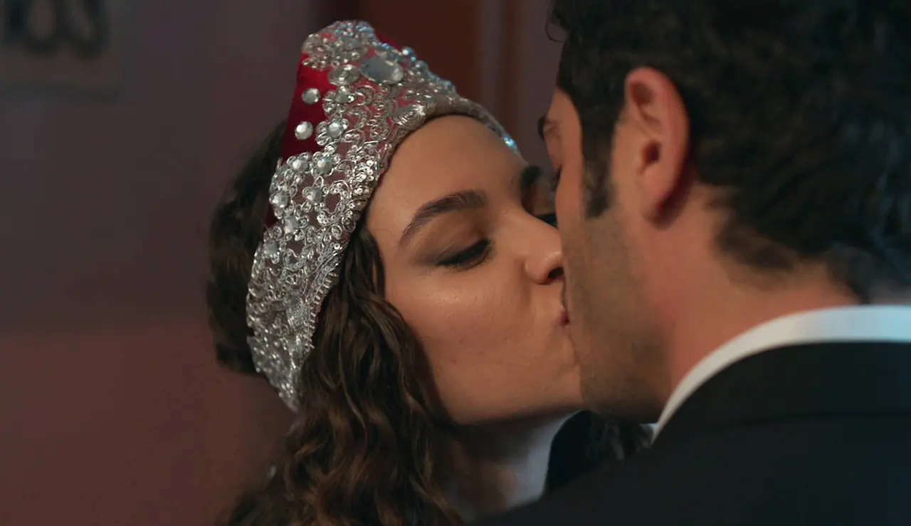El primer beso de Canfeza y Mahir antes de que todo se tuerza
