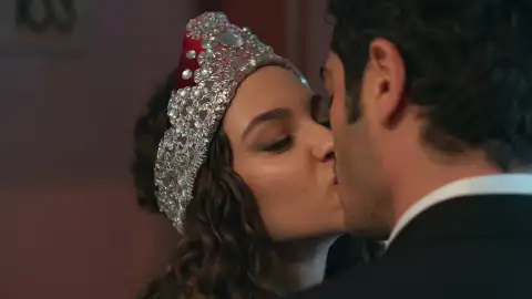 El primer beso de Canfeza y Mahir antes de que todo se tuerza El primer beso de Canfeza y Mahir antes de que todo se tuerza