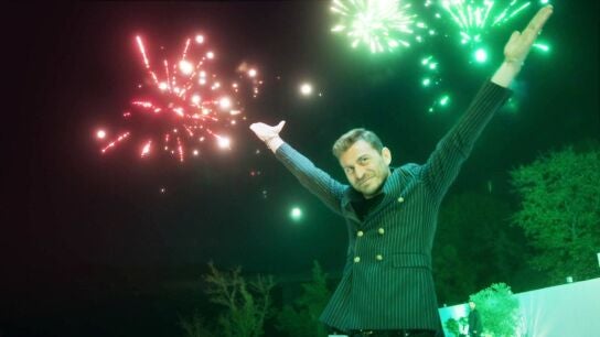 Selim celebra la llegada de Canfeza a su casa con fuegos artificiales