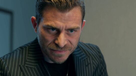 Selim visita a Mahir en el hospital para restregarle su boda con Canfeza