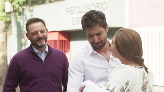 Gerardo sale de prisión y se reencuentra con Antonia y su hija 