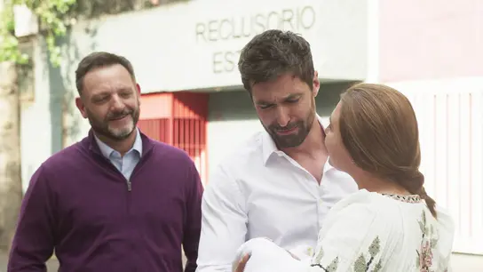 Gerardo sale de prisión y se reencuentra con Antonia y su hija Gerardo sale de prisión y se reencuentra con Antonia y su hija