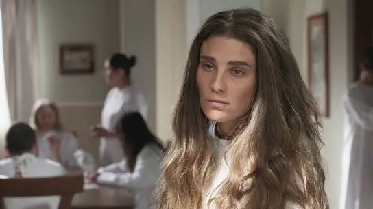 Elena acaba recluida en un psiquiátrico Elena acaba recluida en un psiquiátrico