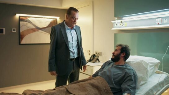 Raşit le pregunta a Orhan: "¿Le contaste algo a Mahir?"
