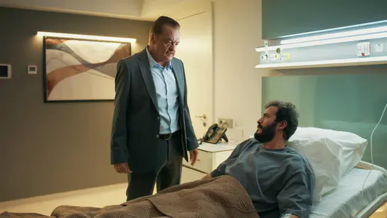 Raşit le pregunta a Orhan: "¿Le contaste algo a Mahir?" Raşit le pregunta a Orhan: "¿Le contaste algo a Mahir?"