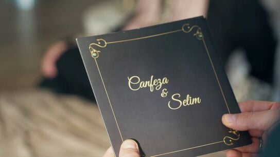 Selim le entrega a Canfeza las invitaciones de boda 