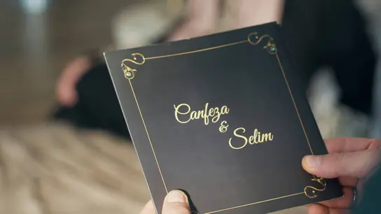 Selim le entrega a Canfeza las invitaciones de boda Selim le entrega a Canfeza las invitaciones de boda
