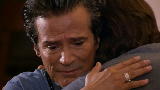 La madre de Gael aparece y se enfrenta al padre Lupe que la rechaza