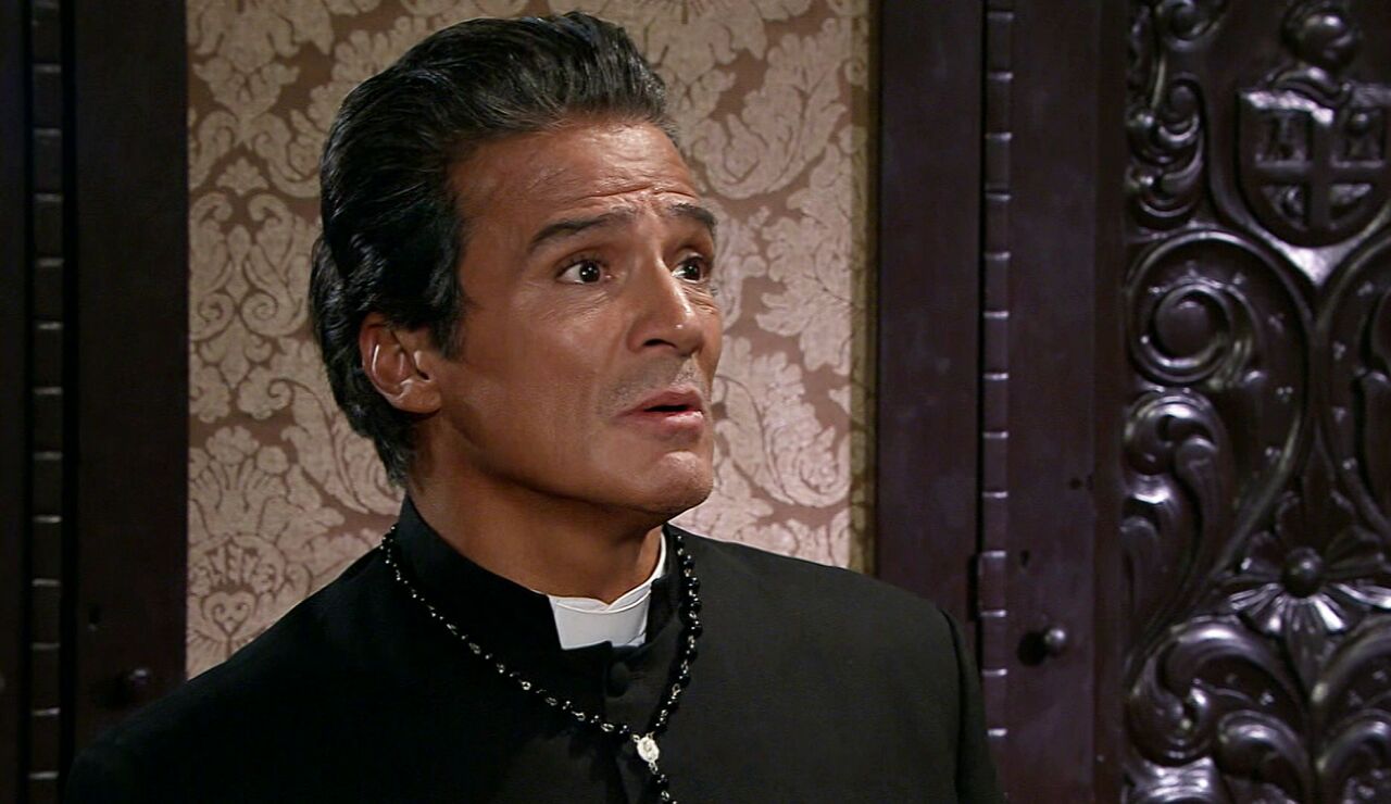 Elisa va a ver al padre Lupe y le pregunta por Gael.