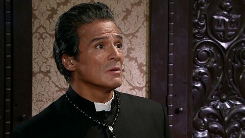 Elisa va a ver al padre Lupe y le pregunta por Gael.