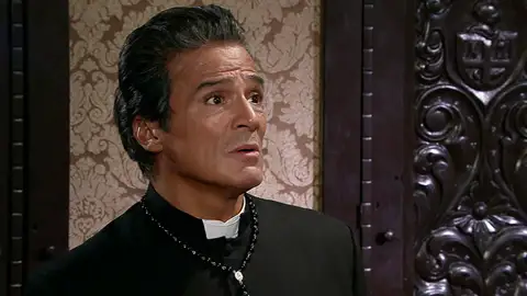 Elisa va a ver al padre Lupe y le pregunta por Gael. Elisa va a ver al padre Lupe y le pregunta por Gael.