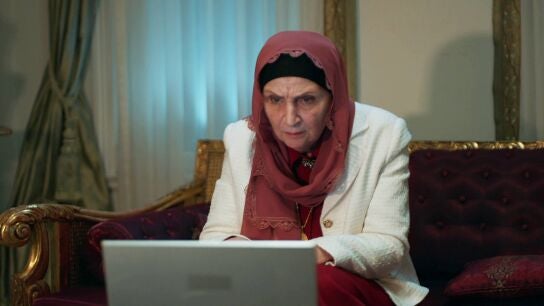 Afet descubre los secretos de su familia por el v&iacute;deo de Nochevieja, mientras Ferman recibe una noticia inesperada