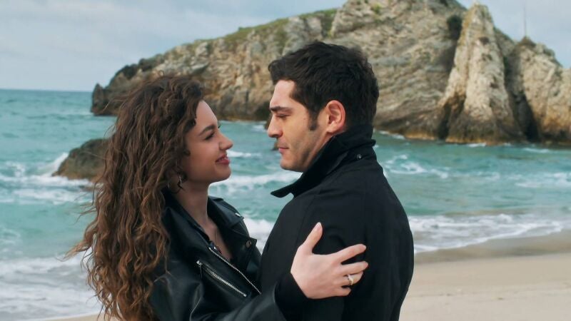 Mahir deja sin palabras a Canfeza con una romántica sorpresa por su cumpleaños