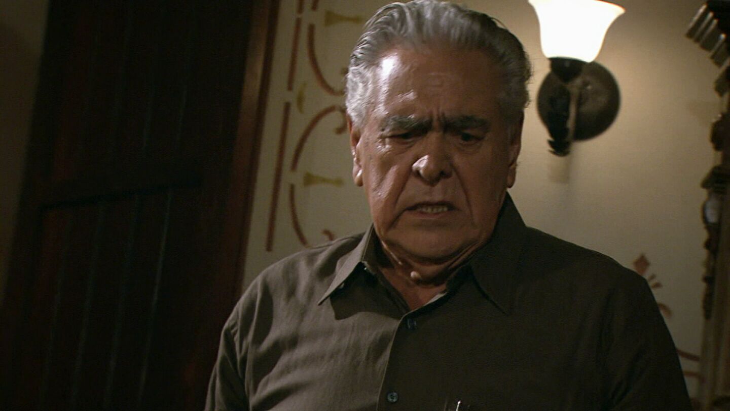 Elisa descubre que su padre Augusto está muerto