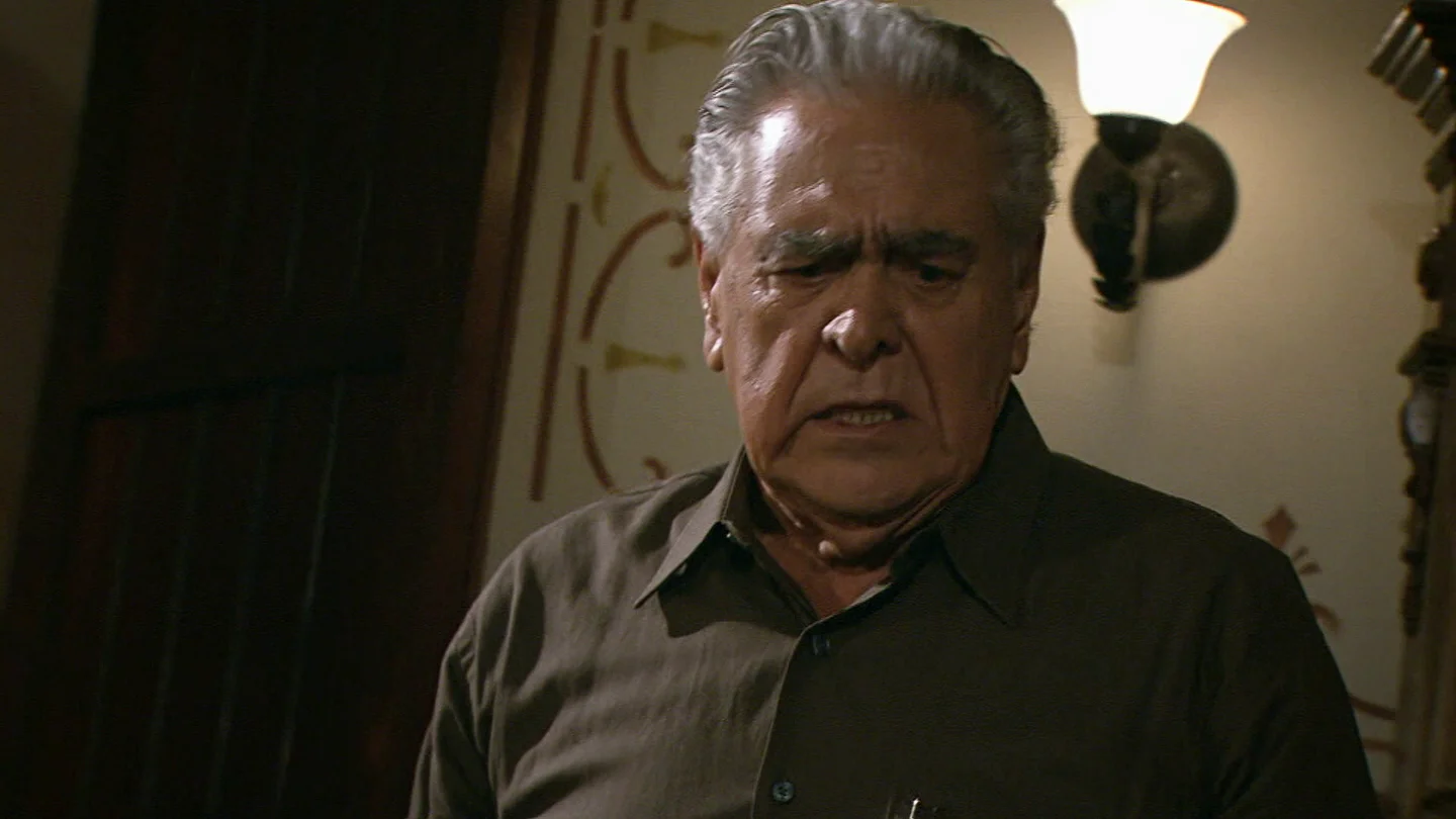 Elisa descubre que su padre Augusto está muerto Elisa descubre que su padre Augusto está muerto