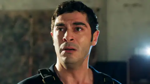 Mahir descubre la verdad sobre su abuelo Asaf justo cuando él intenta acabar con la vida de Canfeza Mahir descubre la verdad sobre su abuelo Asaf justo cuando él intenta acabar con la vida de Canfeza