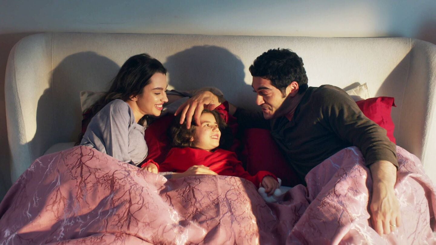 Canfeza y Mahir pletóricos de felicidad con su hija