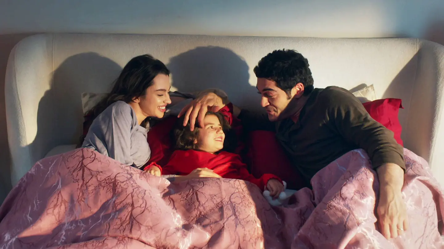 Canfeza y Mahir pletóricos de felicidad con su hija Canfeza y Mahir pletóricos de felicidad con su hija