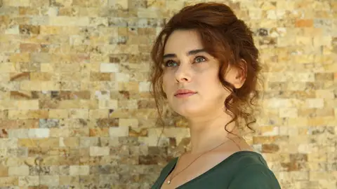 Narin, la mujer que devuelve la ilusión a Kemal tras perder a su mujer Narin, la mujer que devuelve la ilusión a Kemal tras perder a su mujer