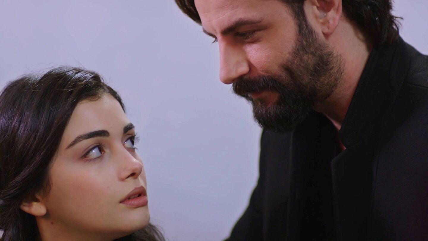 Emir y Reyhan posan juntos por primera vez