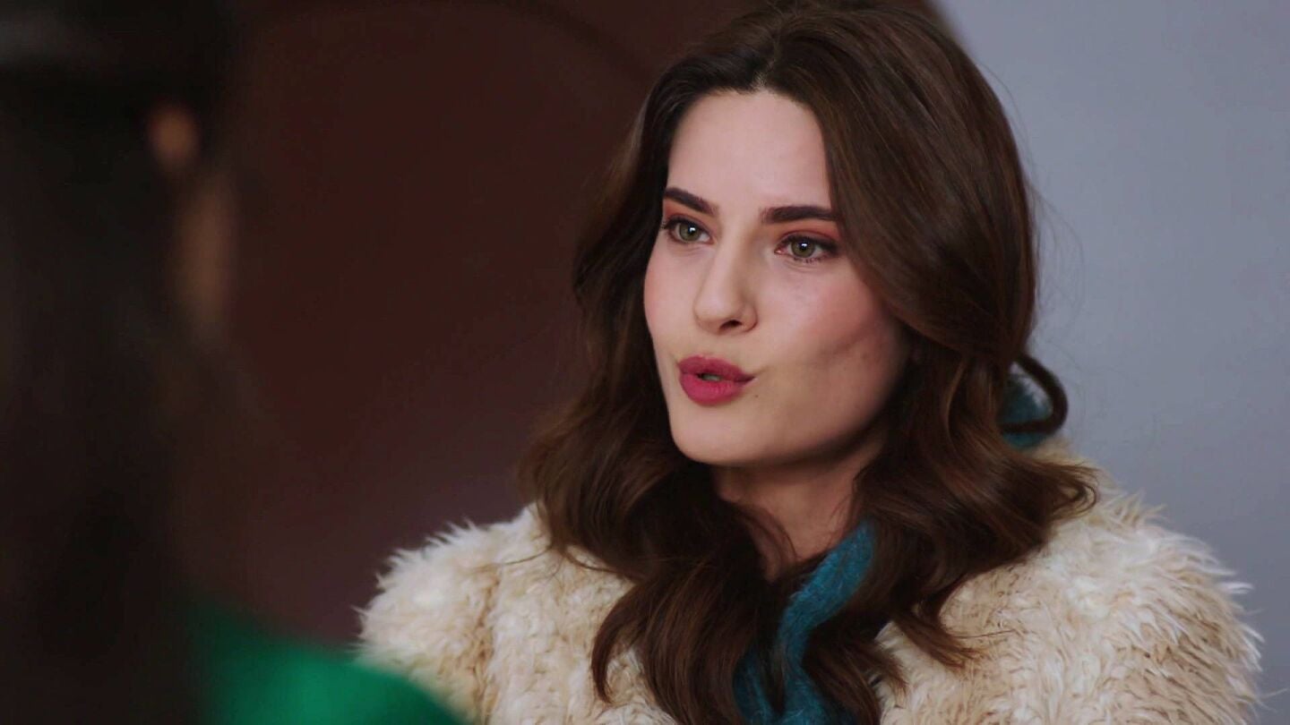 Cemre se enfrenta a Reyhan por su inminente boda con Emir: "No pegáis nada"