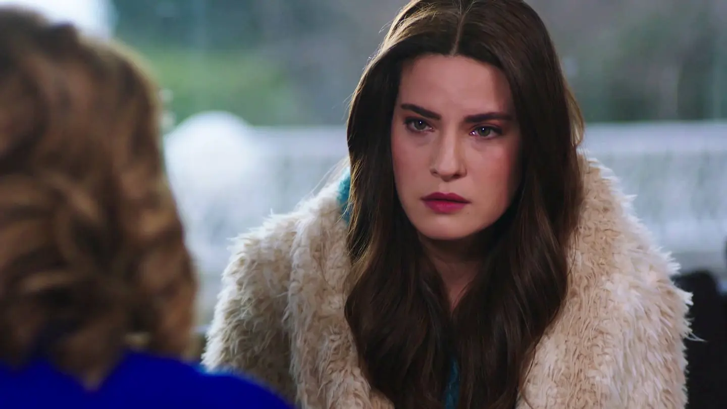 Cemre se queda en shock al enterarse de que Emir se casa con Reyhan Cemre se queda en shock al enterarse de que Emir se casa con Reyhan
