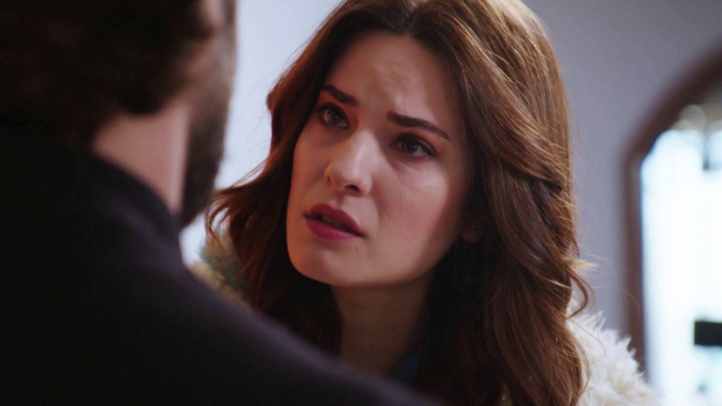 Cemre le pide explicaciones a Emir por su inmimente boda con Reyhan 