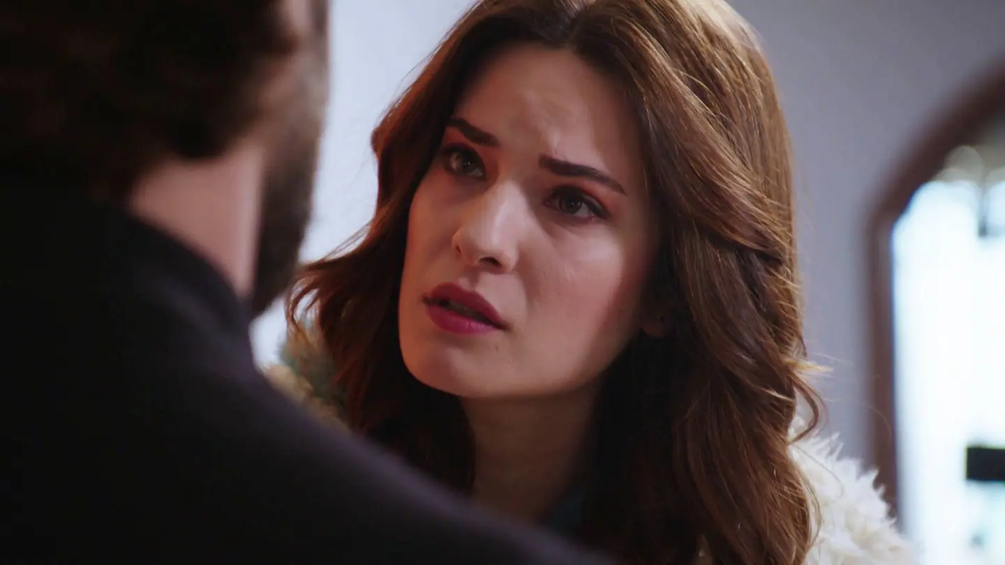 Cemre le pide explicaciones a Emir por su inmimente boda con Reyhan Cemre le pide explicaciones a Emir por su inmimente boda con Reyhan