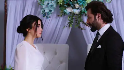 ¡Reyhan y Emir se dan el 'sí, quiero'! Así comienza su matrimonio impuesto ¡Reyhan y Emir se dan el 'sí, quiero'! Así comienza su matrimonio impuesto