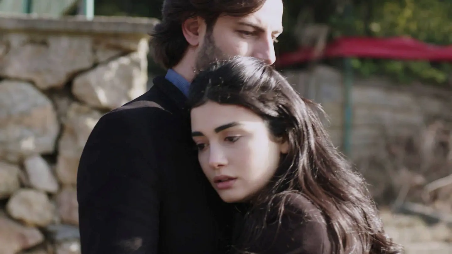 Emir salva a Reyhan de un intento de secuestro y ella se refugia en sus brazos Emir salva a Reyhan de un intento de secuestro y ella se refugia en sus brazos