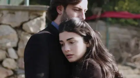 Emir salva a Reyhan de un intento de secuestro y ella se refugia en sus brazos Emir salva a Reyhan de un intento de secuestro y ella se refugia en sus brazos