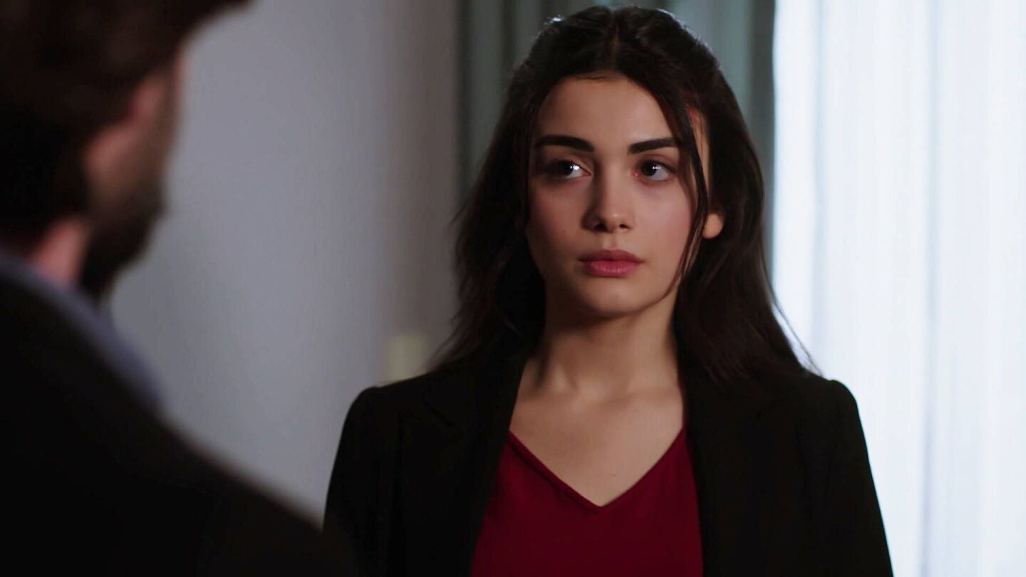 Reyhan le da las gracias a Emir por haber evitado que la secuestraran