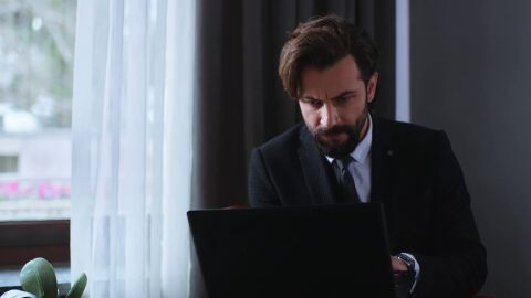 Cemre y Cavidan hacen creer a Emir que Reyhan le es infiel con Vural