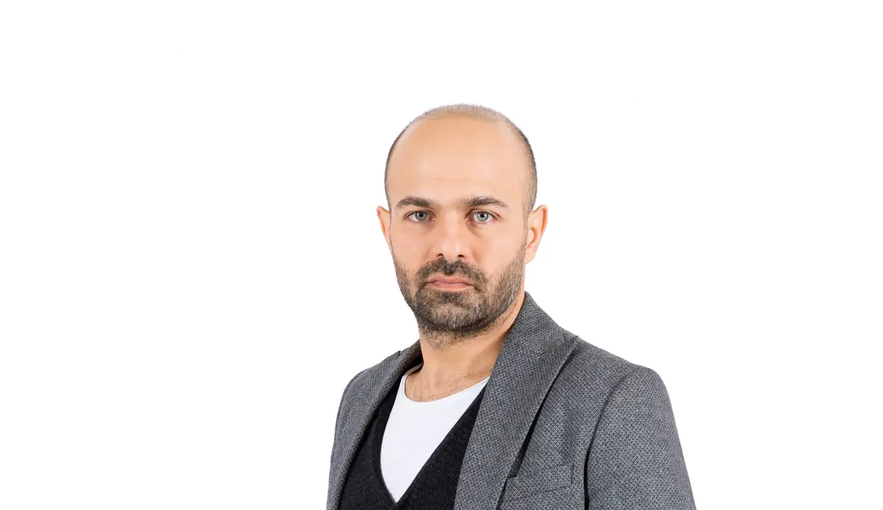 Korhan Korludağ, el hijo que busca constantemente la aprobación de Tahsin