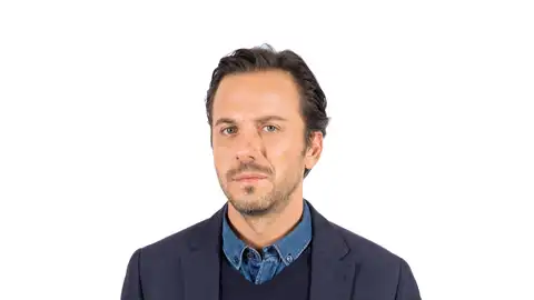 Bülent es el prometido de Sühan cuya relación se tambalea con la llegada de Cesur Bülent es el prometido de Sühan cuya relación se tambalea con la llegada de Cesur