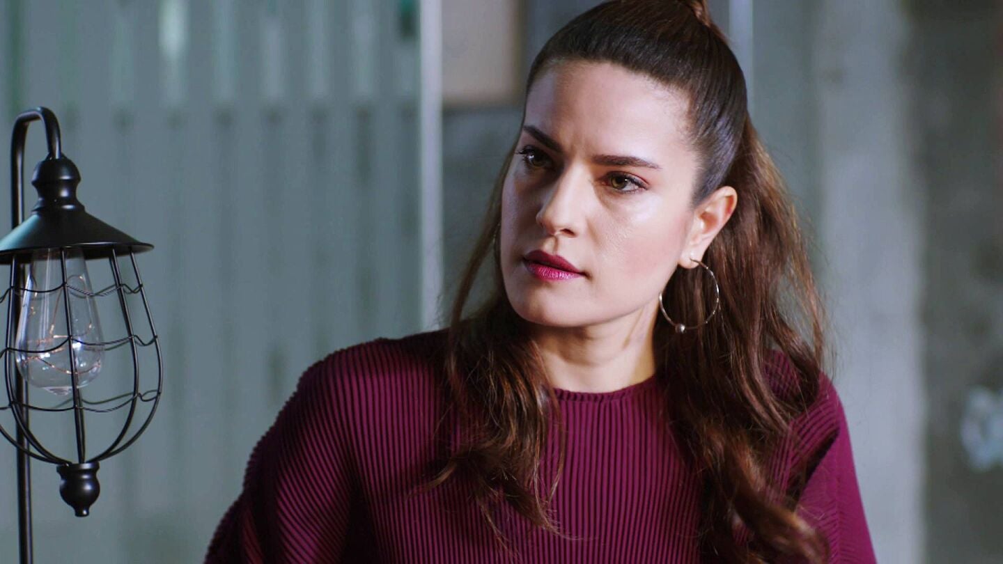 Cemre intenta acercarse a Emir