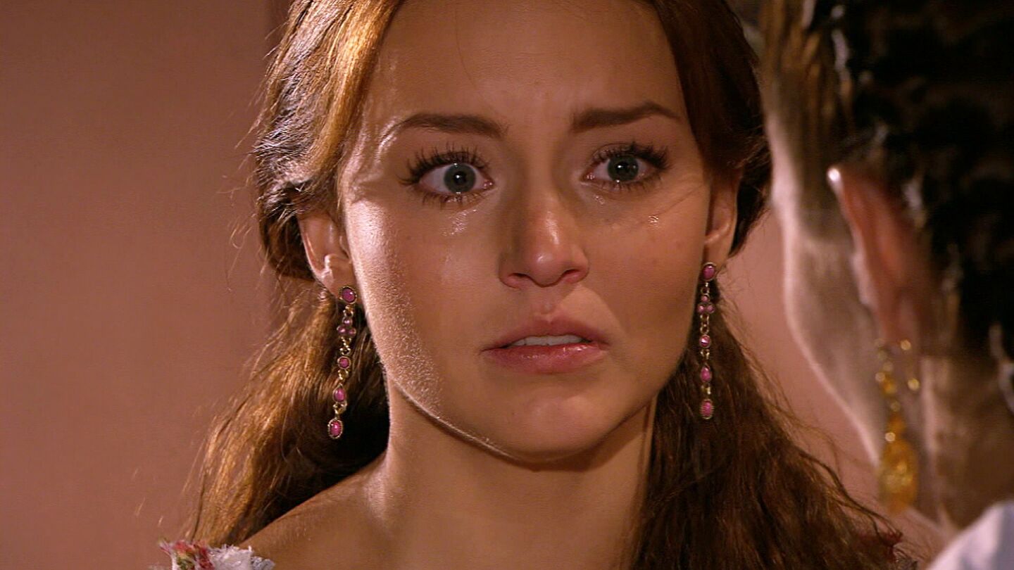 Carmina apuñala al padre Lupe