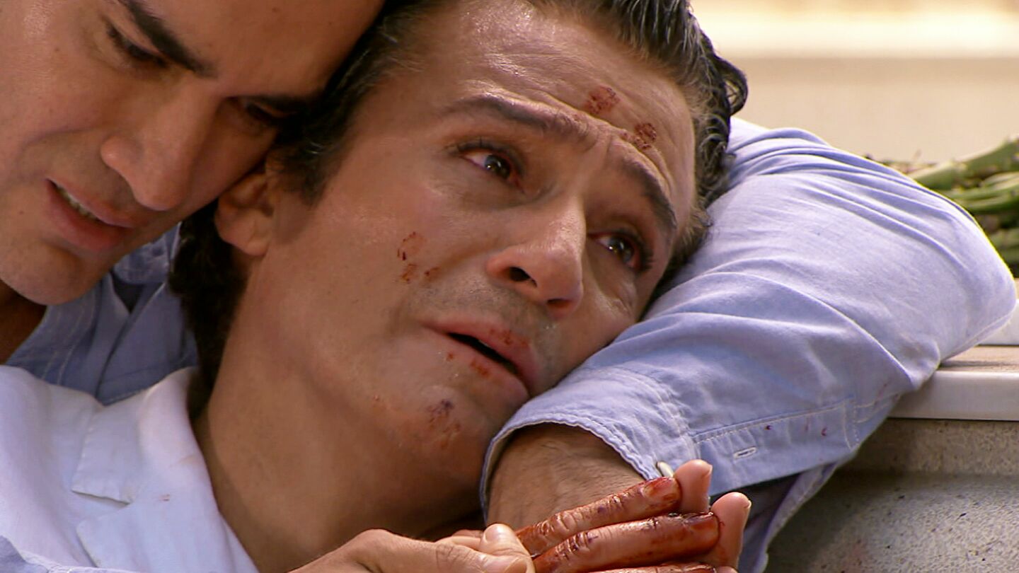 Carmina apuñala al padre Lupe