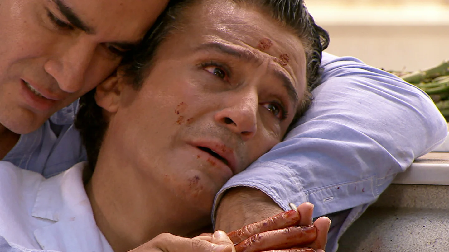 Carmina apuñala al padre Lupe Carmina apuñala al padre Lupe