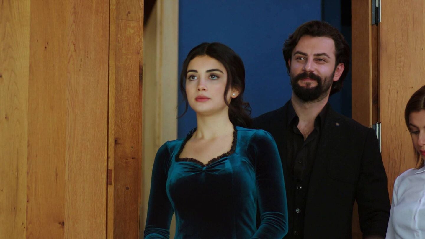 Reyhan y Emir llegan a la fiesta de cumpleaños de Cemre 