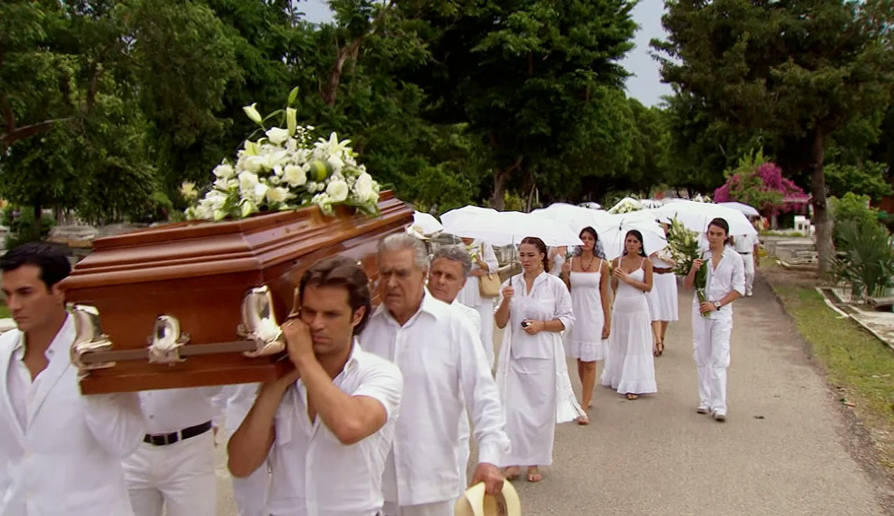 La Ermita despide al padre Lupe en un emotivo funeral