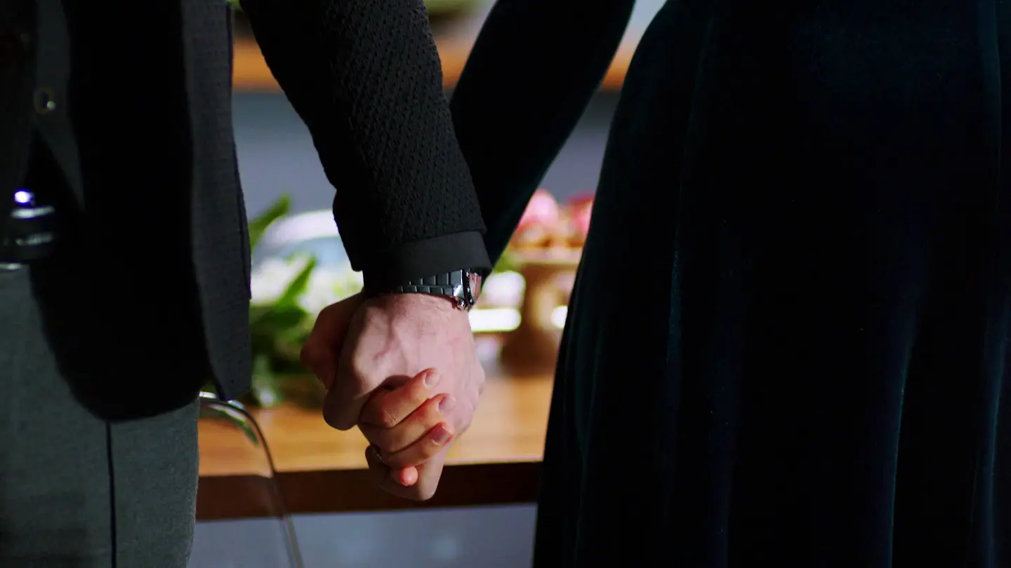 Emir defiende a Reyhan ante Cemre Emir defiende a Reyhan ante Cemre