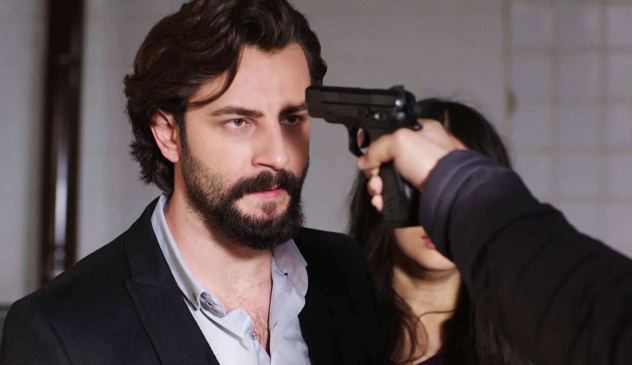Vural secuestra a Reyhan y Emir arriesga su vida para salvar a su mujer