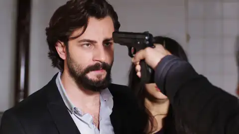 Vural secuestra a Reyhan y Emir arriesga su vida para salvar a su mujer Vural secuestra a Reyhan y Emir arriesga su vida para salvar a su mujer