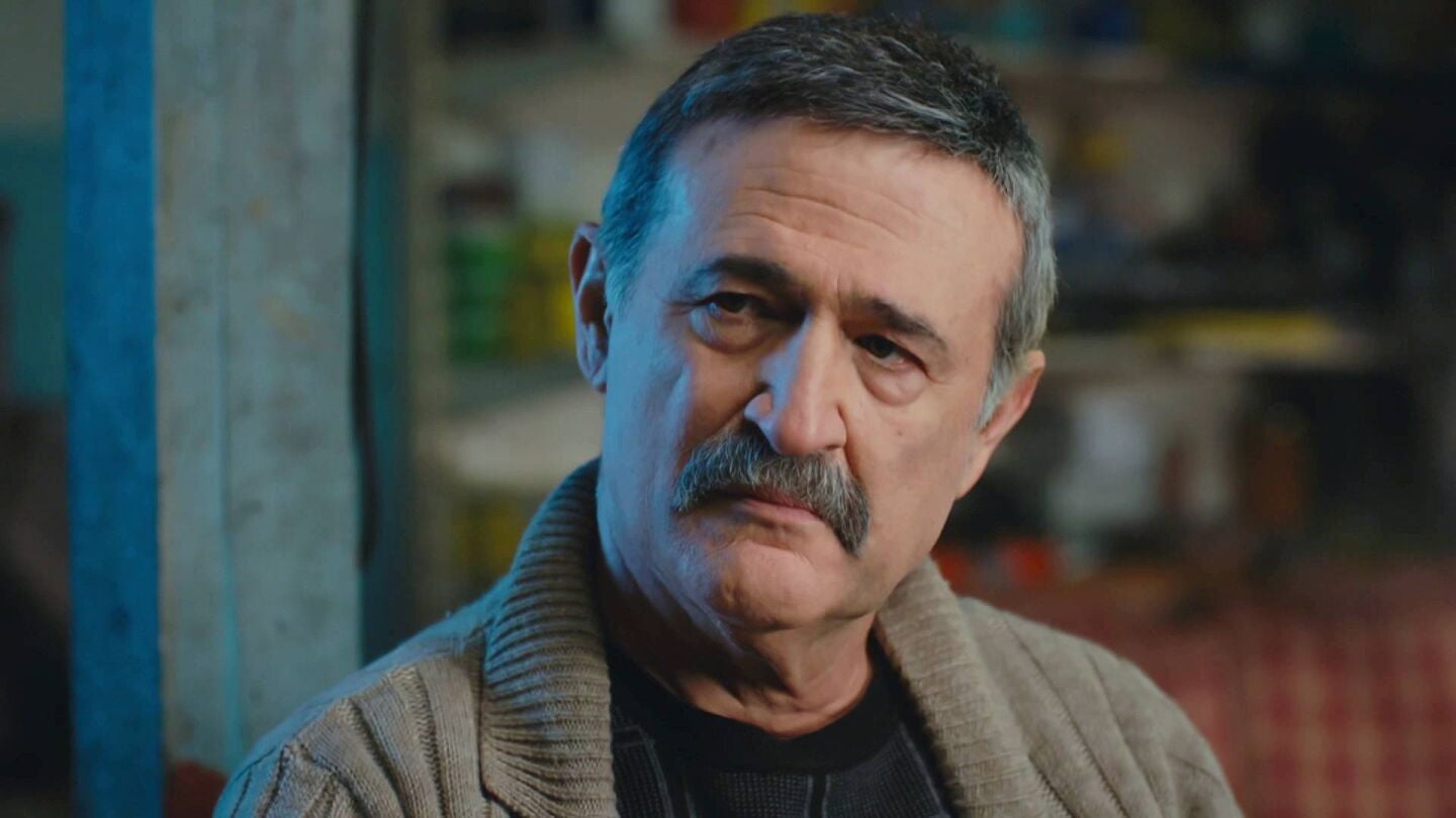 Rifat recuerda su relación con el padre de Cesur en el pasado